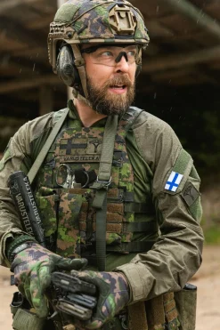 Varusteleka kypäränpäällinen