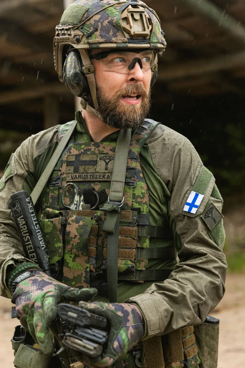 Varusteleka kypäränpäällinen